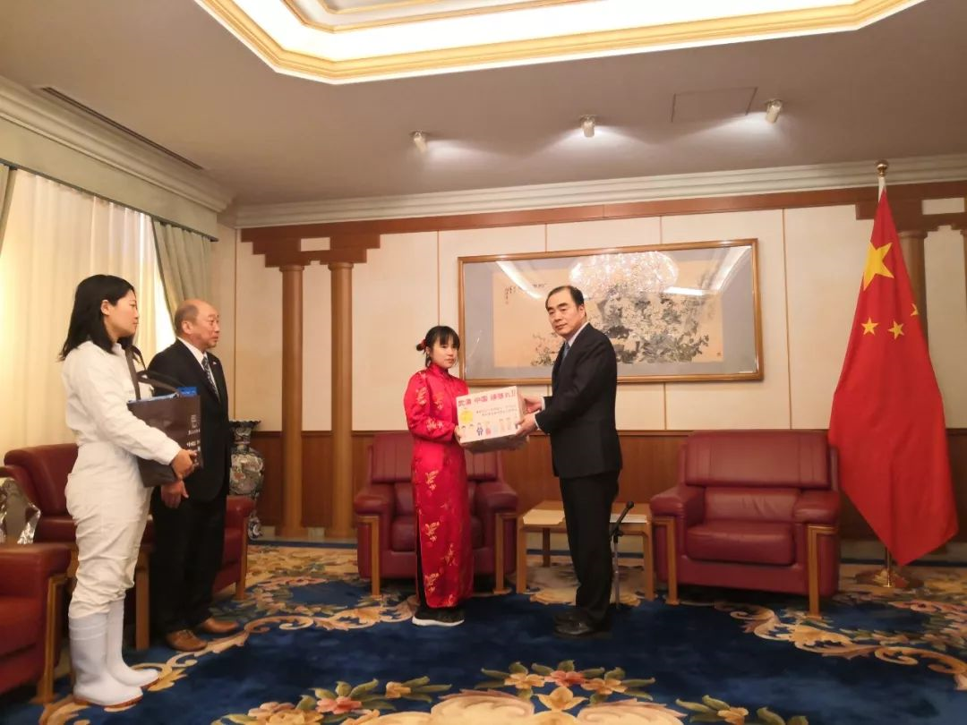 日本旗袍女孩来中国驻日使馆了：转交募集善款