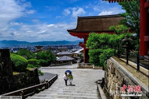 资料图:当地时间5月22日,日本京都的清水寺的游客。 资料图:当地时间5月22日,日本京都的清水寺的游客。