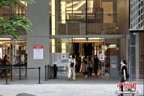 东京民众戴口罩走出商场。中新社记者 吕少威 摄 东京民众戴口罩走出商场。中新社记者 吕少威 摄