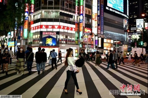 资料图:5月15日,日本解除紧急事态宣言,人们穿过东京新宿区的一条街道。(中新网) 资料图:5月15日,日本解除紧急事态宣言,人们穿过东京新宿区的一条街道。(中新网)