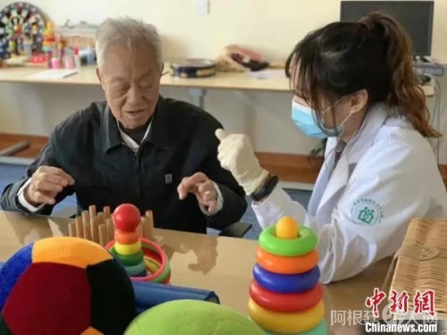 资料图:北京一家社区养老服务中心内,工作人员与老人一起做游戏。 杜燕 摄 资料图:北京一家社区养老服务中心内,工作人员与老人一起做游戏。 杜燕 摄