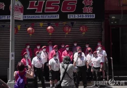 “守护天使”组织在纽约曼哈顿唐人街巡逻。(视频截图自纪录片《守护Chinatown》) “守护天使”组织在纽约曼哈顿唐人街巡逻。(视频截图自纪录片《守护Chinatown》)