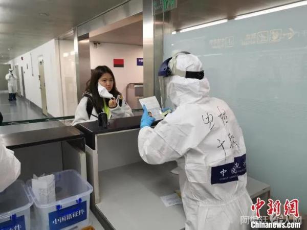 资料图:旅客抵近登机口进行人证对照(白云边检站供图) 资料图:旅客抵近登机口进行人证对照(白云边检站供图)