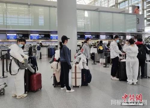 资料图:前往中国的乘客采取严密防护措施,在美国旧金山国际机场排队办理登机手续。中新社记者 刘关关 摄 资料图:前往中国的乘客采取严密防护措施,在美国旧金山国际机场排队办理登机手续。中新社记者 刘关关 摄