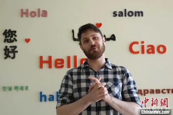 图为卜洛仁在生活中展示自己的重庆话。受访者供图
