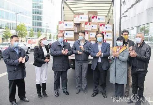 资料图:旅法侨团向大巴黎市镇联盟捐赠外科口罩,大家鼓掌感谢旅法华侨华人的捐赠。(《欧洲时报》/黄冠杰 摄) 资料图:旅法侨团向大巴黎市镇联盟捐赠外科口罩,大家鼓掌感谢旅法华侨华人的捐赠。(《欧洲时报》/黄冠杰 摄)