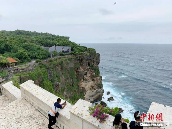 2月11日,距印度尼西亚发生新冠肺炎疫情已过去9个多月,巴厘岛作为国际著名旅游目的地,旅游业遭受重创。图为情人崖景区游客稀少。中新社发 赖洪元 摄
2月11日,距印度尼西亚发生新冠肺炎疫情已过去9个多月,巴厘岛作为国际著名旅游目的地,旅游业遭受重创。图为情人崖景区游客稀少。中新社发 赖洪元 摄