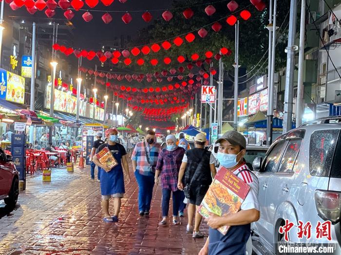 12月12日晚,吉隆坡亚罗街上客流稀疏,各店揽客员工颇显寂寥。中新社记者 陈悦 摄 12月12日晚,吉隆坡亚罗街上客流稀疏,各店揽客员工颇显寂寥。中新社记者 陈悦 摄
