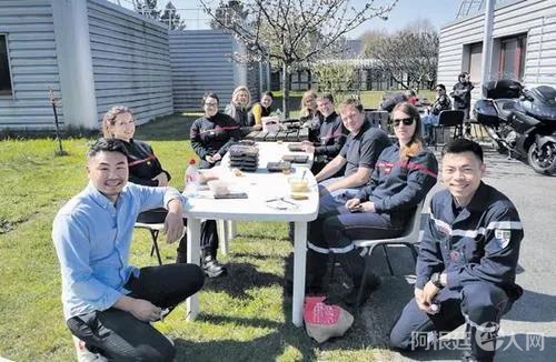 资料图:3月,在法国西南部的波尔多市,两位来自湖南长沙的小伙在餐馆响应法国“禁足”措施关门歇业以后,开始为当地的医护人员、消防队员送热餐,让抗疫人员备感温暖。(《欧洲时报》图片) 资料图:3月,在法国西南部的波尔多市,两位来自湖南长沙的小伙在餐馆响应法国“禁足”措施关门歇业以后,开始为当地的医护人员、消防队员送热餐,让抗疫人员备感温暖。(《欧洲时报》图片)