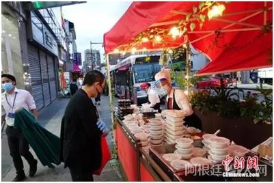 资料图:一家中餐厅在纽约法拉盛社区街道旁外卖菜肴。中新社记者廖攀摄
资料图:一家中餐厅在纽约法拉盛社区街道旁外卖菜肴。中新社记者廖攀摄