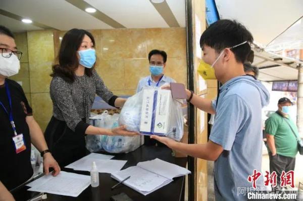资料图:中国驻尼泊尔大使馆发放“健康包”(张晨翼 摄) 资料图:中国驻尼泊尔大使馆发放“健康包”(张晨翼 摄)