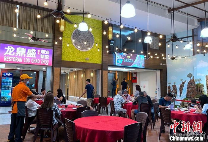 12月12日晚,吉隆坡亚罗街一家开业不到两周的新餐馆吸引不少食客。中新社记者 陈悦 摄 12月12日晚,吉隆坡亚罗街一家开业不到两周的新餐馆吸引不少食客。中新社记者 陈悦 摄
