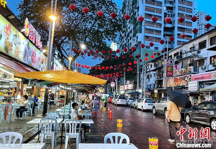 12月12日晚,过去一座难求的亚罗街如今客流稀疏。中新社记者 陈悦 摄 12月12日晚,过去一座难求的亚罗街如今客流稀疏。中新社记者 陈悦 摄
