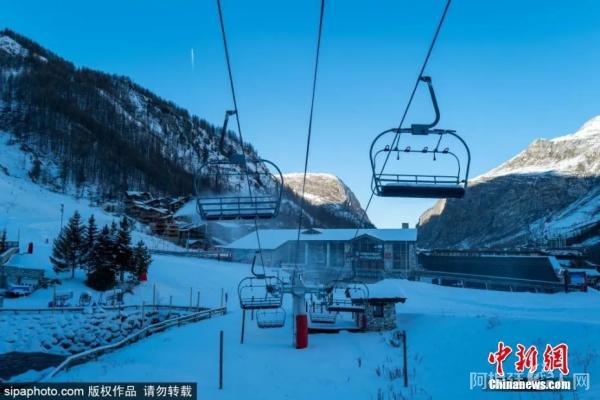 当地时间12月10日,受疫情影响,法国最受欢迎的滑雪胜地之一Val D'Isere暂时关闭。这里降雪量充足,结合特色小镇形成绝佳滑雪度假村。图片来源:Sipaphoto 版权作品 请勿转载 当地时间12月10日,受疫情影响,法国最受欢迎的滑雪胜地之一Val D'Isere暂时关闭。这里降雪量充足,结合特色小镇形成绝佳滑雪度假村。图片来源:Sipaphoto 版权作品 请勿转载