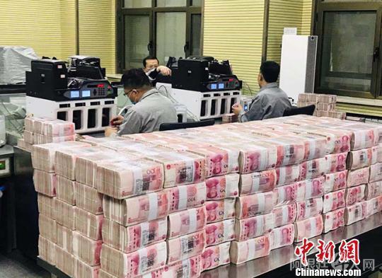 资料图:银行点钞员在工作。艾庆龙 摄
资料图:银行点钞员在工作。艾庆龙 摄