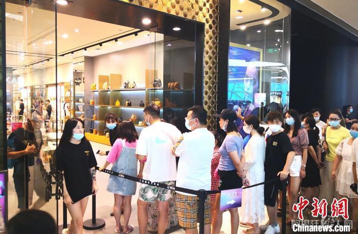 图为8月26日游客在三亚国际免税城内排队进店购物。 尹海明 摄
图为8月26日游客在三亚国际免税城内排队进店购物。 尹海明 摄