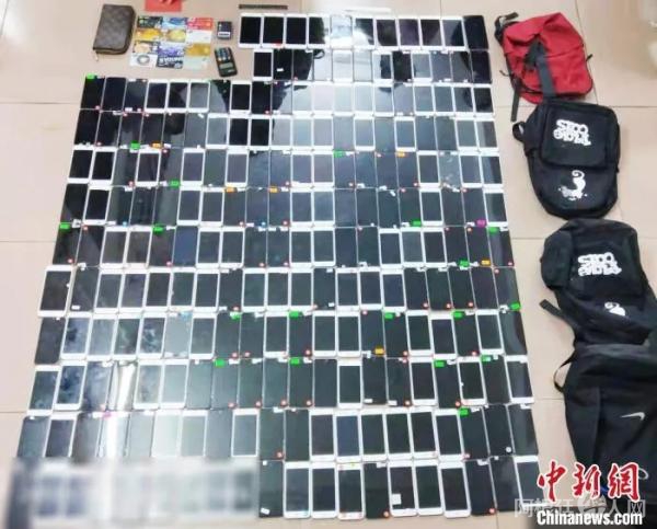 资料图:警方缴获200多台作案手机。(广州警方供图) 资料图:警方缴获200多台作案手机。(广州警方供图)
