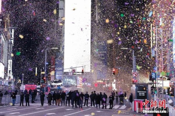 资料图:2021年1月1日0时,新年钟声敲响,纽约时报广场焰火燃放,彩纸飞舞,庆祝新年到来。 资料图:2021年1月1日0时,新年钟声敲响,纽约时报广场焰火燃放,彩纸飞舞,庆祝新年到来。