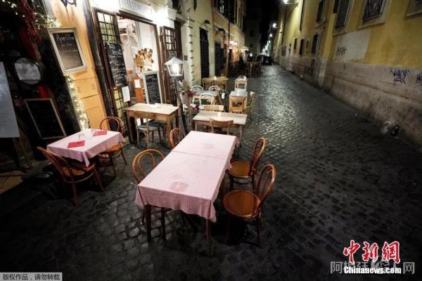 资料图:意大利罗马宵禁前,餐馆的户外就餐区无人光顾。 资料图:意大利罗马宵禁前,餐馆的户外就餐区无人光顾。