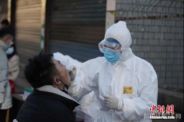 2020年12月24日，云南昆明主城区发现一境外输入确诊病例，两涉事点紧急封闭管理。中新社记者刘冉阳 摄