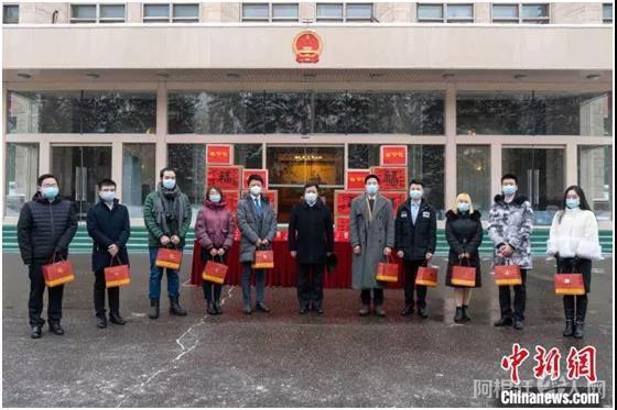 资料图:1月22日,中国驻俄罗斯大使馆向中国留学生发放防疫“春节包”。中国驻俄罗斯使馆供图 资料图:1月22日,中国驻俄罗斯大使馆向中国留学生发放防疫“春节包”。中国驻俄罗斯使馆供图