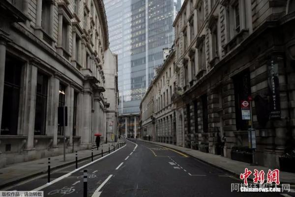 资料图:1月5日,英国采取了第三次严格性封锁措施,伦敦街头行人稀少。图为伦敦金融区街头空空荡荡。 资料图:1月5日,英国采取了第三次严格性封锁措施,伦敦街头行人稀少。图为伦敦金融区街头空空荡荡。