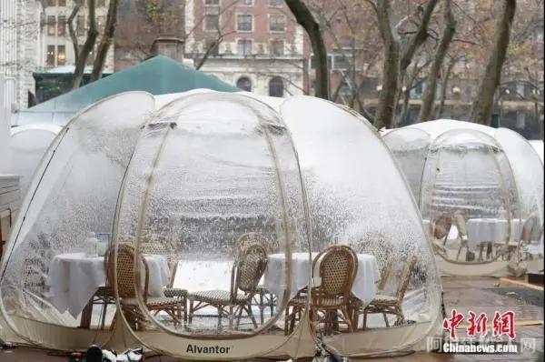 资料图:2020年12月9日,美国纽约迎来今冬首场降雪,布莱恩公园的户外用餐“泡泡屋”覆盖白雪。中新社记者 廖攀 摄 资料图:2020年12月9日,美国纽约迎来今冬首场降雪,布莱恩公园的户外用餐“泡泡屋”覆盖白雪。中新社记者 廖攀 摄