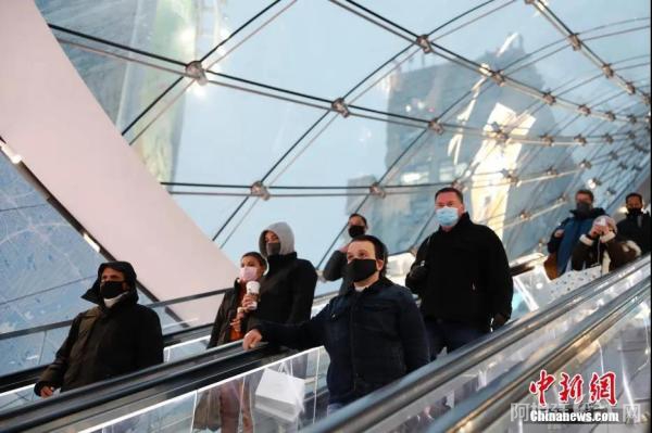 当地时间1月26日,美国纽约宾夕法尼亚火车站,戴着口罩进站的行人。中新社记者 廖攀 摄 当地时间1月26日,美国纽约宾夕法尼亚火车站,戴着口罩进站的行人。中新社记者 廖攀 摄