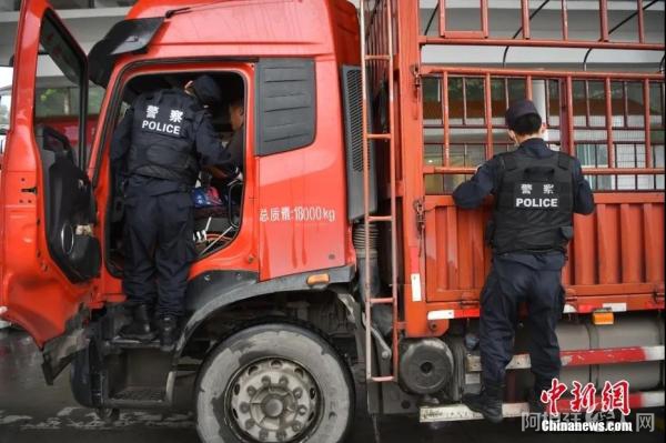 边境检查站民警检查过往车辆。 中新社记者 刘冉阳 摄