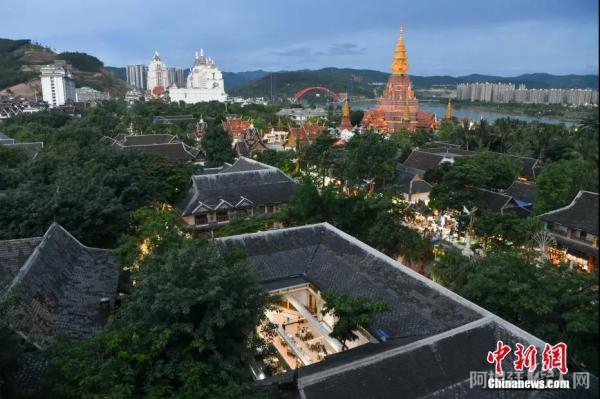 云南西双版纳傣族自治州景洪市，入夜后的告庄夜市热闹非凡。云南西双版纳傣族自治州与缅甸、老挝山水相连，以热带雨林风光、傣族文化风情著称。中新社记者 刘冉阳 摄
