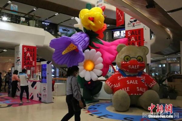 资料图：当地时间9月1日，泰国曼谷一大型商场重新开门迎客。