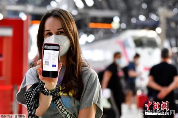 资料图：当地时间2021年9月1日，意大利米兰，乘客在火车站出示的健康证明。从9月1日起，意大利的绿色通行证的使用范围将扩大，火车、飞机和长途巴士、轮船必须出示“绿色通行证”，大学生也须持“绿通证”上学。