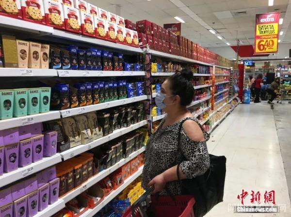 图为在巴西圣保罗，一名妇女戴口罩在超市内购物。中新社记者 莫成雄 摄