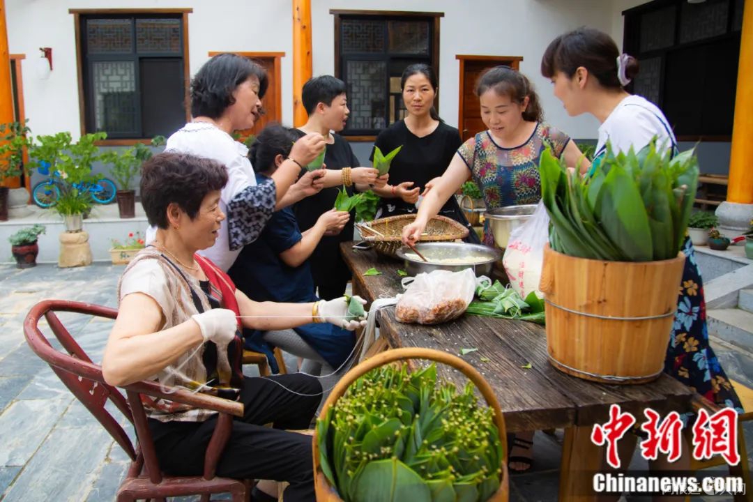 民众端午包粽子。中新社发 汨罗市委宣传部 供图