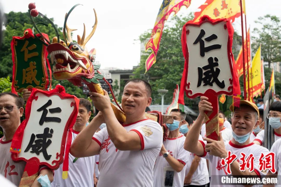 端午“起龙船”仪式。 中新社记者 陈楚红 摄 