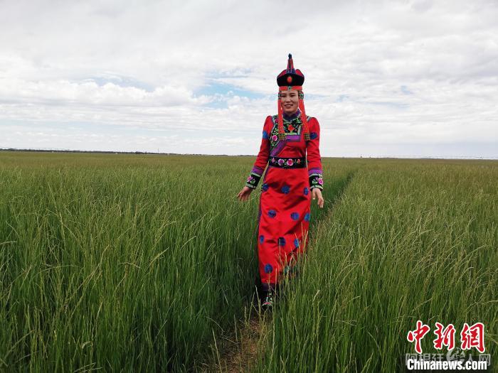 图为基地美景吸引游客拍照打卡。　吕志敏 摄