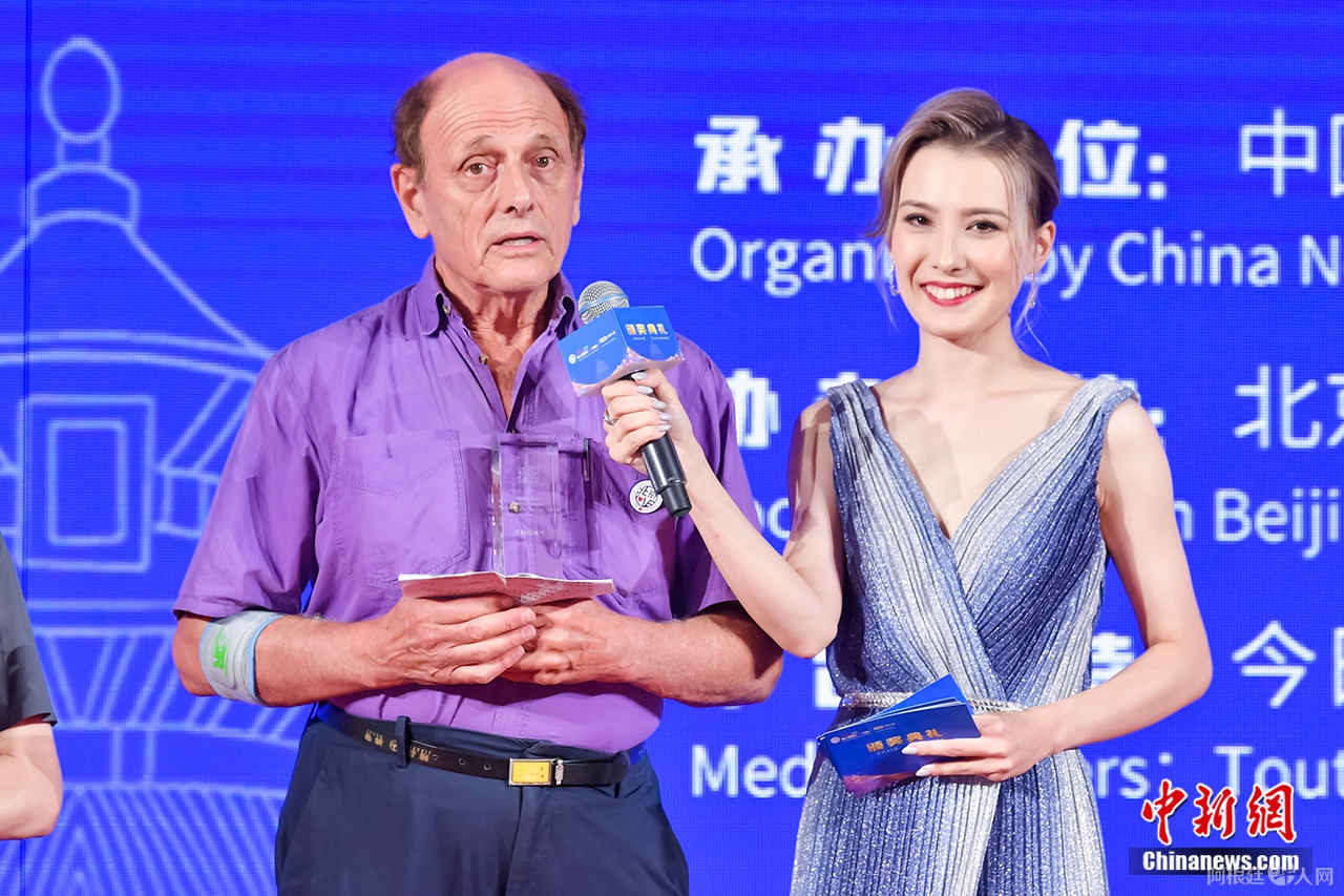 获奖者柯马凯(左)。即享影像 供图 获奖者柯马凯(左)。即享影像 供图