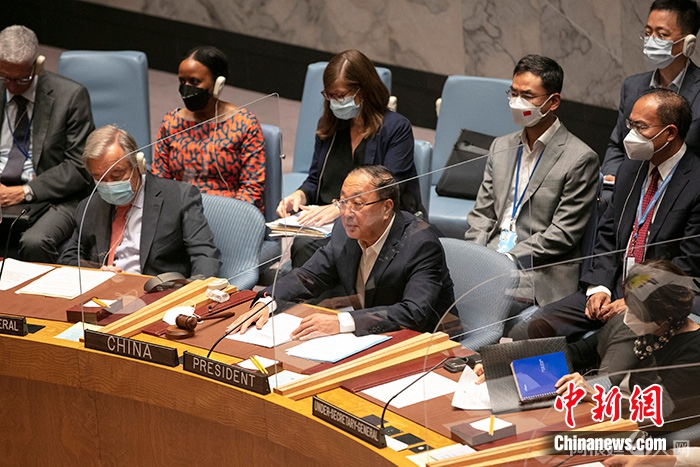 当地时间8月22日，应本月轮值主席中国倡议，联合国安理会在纽约联合国总部就“加强对话合作，维护共同安全”举行公开会。图为中国常驻联合国代表张军主持会议。 中新社记者 王帆 摄