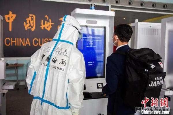 资料图：北京海关所属首都机场海关关员指导冬奥入境旅客使用健康申报验核一体机