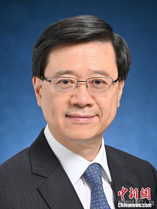 时值中国新闻社建社70周年之际，香港特区行政长官李家超先生向中国新闻社发来贺词。李家超先生在贺词中，用“华媒翘楚，隽誉崇隆”表达对中新社在华文媒体领域所取得成就的赞许，并对建社70周年表示祝贺。图为李家超近照。 中新社发 香港特区行政长官办公室 供图
