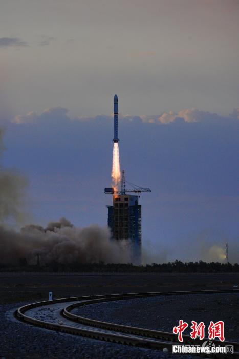 北京时间2022年9月21日7时15分，我国在酒泉卫星发射中心使用长征二号丁运载火箭，成功将云海一号03星发射升空。王衡 摄