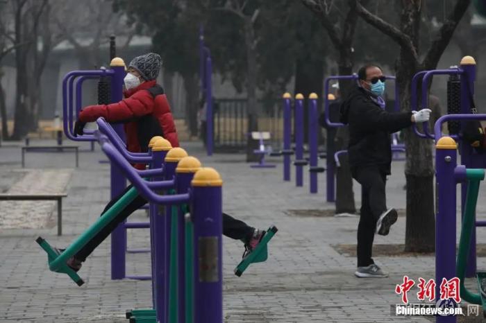 市民佩戴口罩健身。中新社记者 蒋启明 摄