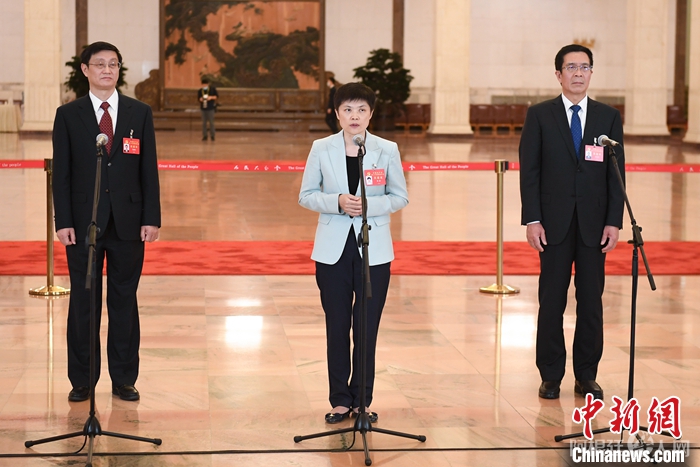 10月22日，中国共产党第二十次全国代表大会闭幕会在北京人民大会堂举行。闭幕会后，举行“党代表通道”采访活动。图为吴燕生、朱敏、张连钢代表(自左至右)接受采访。 中新社记者 田雨昊 摄