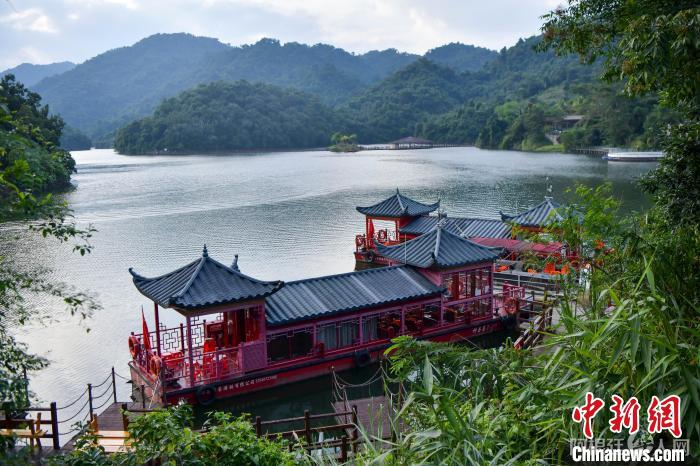 海南省保亭黎族苗族自治县神玉岛文化旅游区依山傍水，风景秀丽。　骆云飞 摄