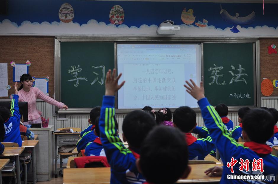 资料图：成都一小学学习宪法宣誓活动现场。 中新社发 钟欣 摄