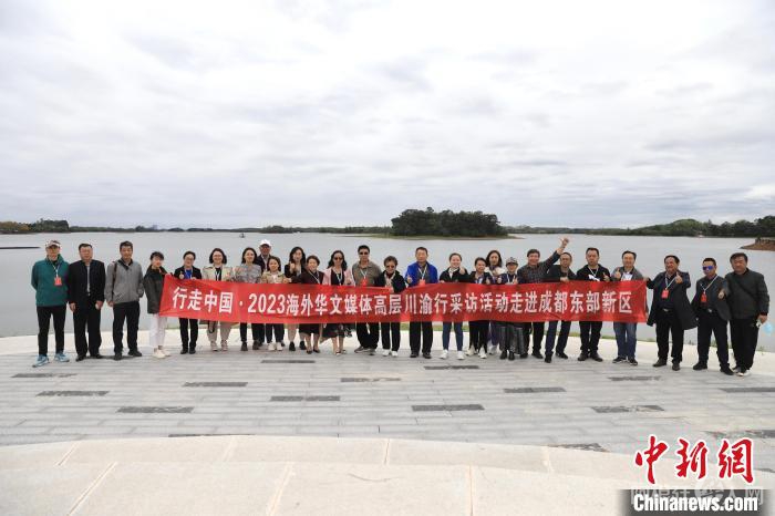海外华媒代表在三岔湖景区合影。　王磊 摄