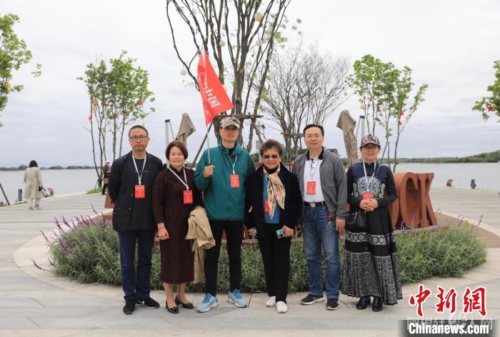 海外华媒代表在三岔湖景区留影。　王磊 摄