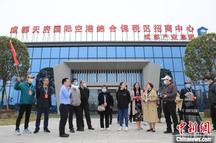 海外华媒代表参观成都天府国际空港综合保税区招商中心。　王磊 摄