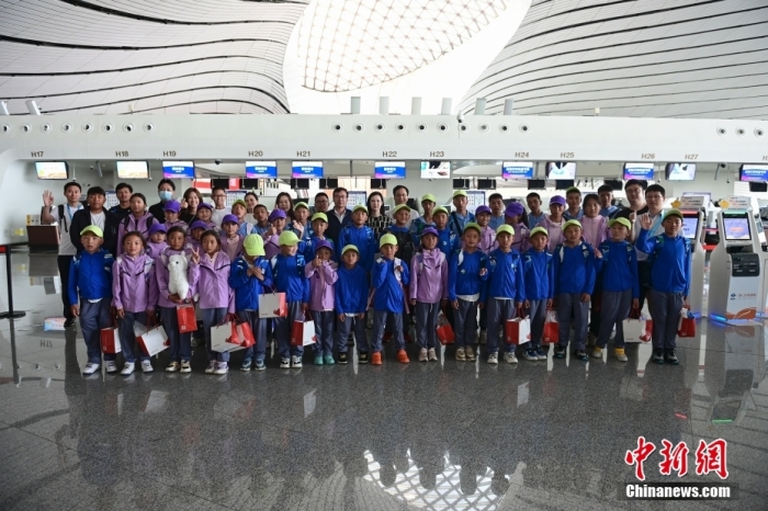6月4日清晨,在数天充实的行程之后,“青海玉树藏族青少年北京行”活动的40名藏族孩子踏上了归程。图为藏族孩子们在机场合影留念。中新社记者 田雨昊 摄 6月4日清晨,在数天充实的行程之后,“青海玉树藏族青少年北京行”活动的40名藏族孩子踏上了归程。图为藏族孩子们在机场合影留念。中新社记者 田雨昊 摄