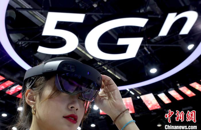 资料图:图为观众沉浸式体验5G智慧应用。 中新社记者 张宇 摄 资料图:图为观众沉浸式体验5G智慧应用。 中新社记者 张宇 摄